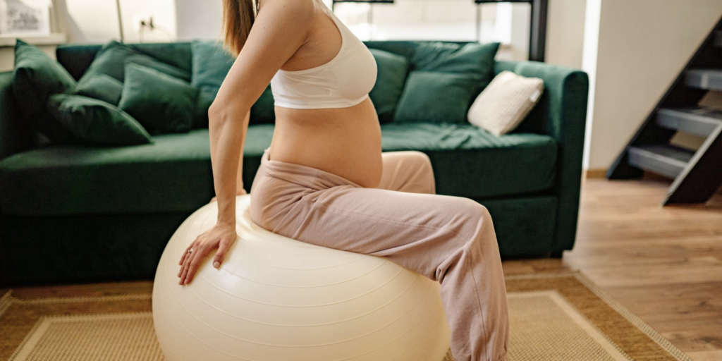 Milyen hatással van az ülőmunka és a várandósság a női testre? Nehezebb-e a várandósság, ha a kismama ülőmunkát végez a babavárás alatt? 